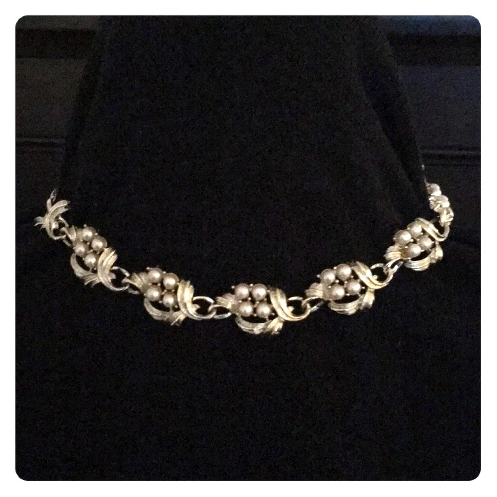 Vintage faux-pearl choker.